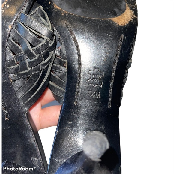 Michael Kors thong sandals. - Picture 4 of 7